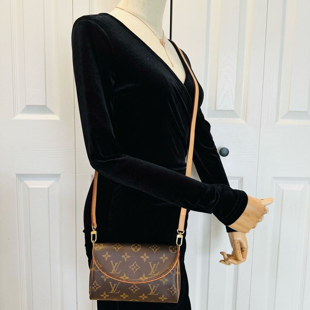 Louis Vuitton Friendly Pochette - Picture 2 of 13